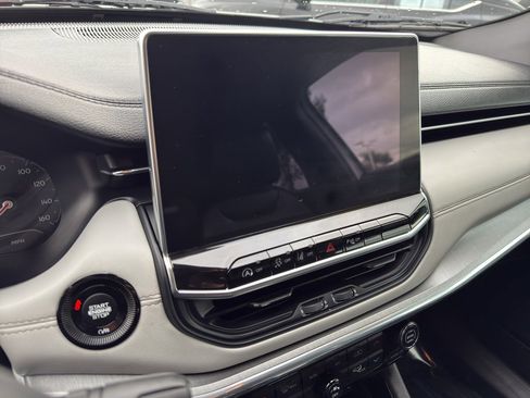 Used 2023 Jeep Compass Limited image 12