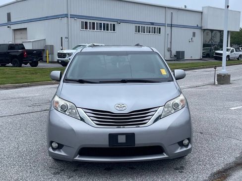 Used 2017 Toyota Sienna XLE w/ XLE Navigation Package FWD image 2