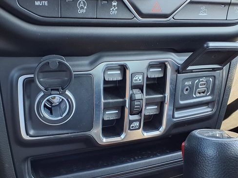 Used 2022 Jeep Gladiator Willys image 12