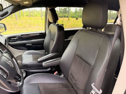 Used 2019 Dodge Grand Caravan SXT FWD image 12