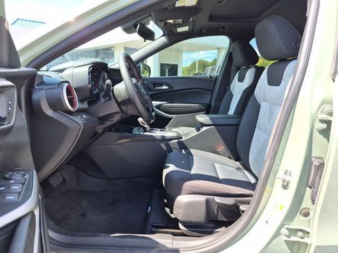 Used 2024 Chevrolet Trax RS w/ Sunroof Package FWD image 17