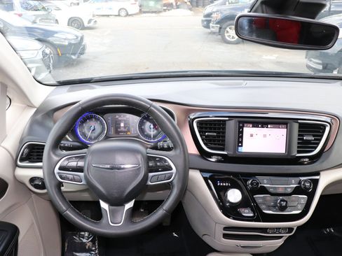 Used 2023 Chrysler Voyager LX image 19