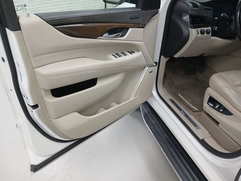 Used 2019 Cadillac Escalade Luxury image 8