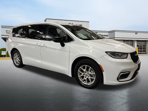 Used 2024 Chrysler Pacifica Touring-L image 7