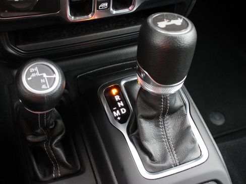 Used 2024 Jeep Wrangler Unlimited Sahara AWD/4WD image 36