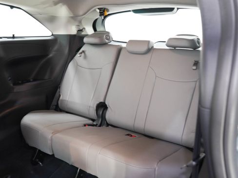Used 2026 Toyota Sienna XLE FWD image 15