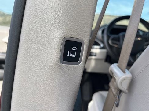 Used 2021 Chrysler Pacifica Touring-L w/ Uconnect Theater Family Group image 21