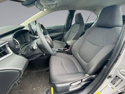 Used 2022 Toyota Corolla LE FWD image 3
