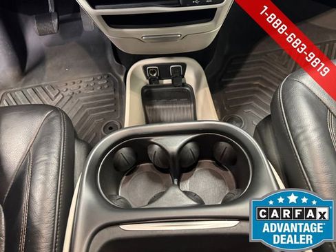 Used 2018 Chrysler Pacifica Touring-L image 15