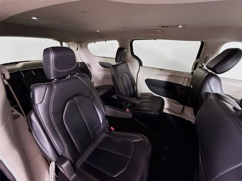 Used 2022 Chrysler Pacifica Touring-L FWD image 27
