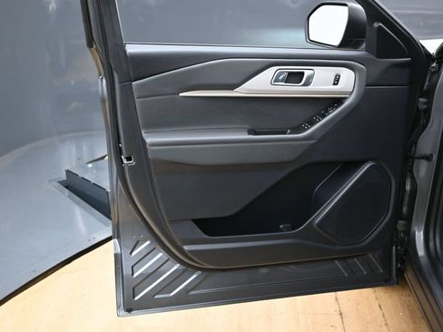 Used 2025 Ford Explorer Active RWD image 45