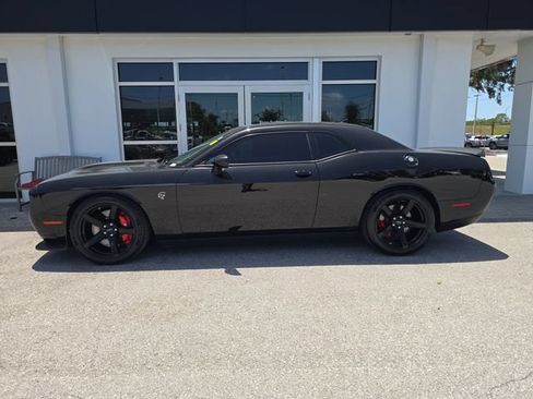 Used 2017 Dodge Challenger SRT Hellcat RWD image 4
