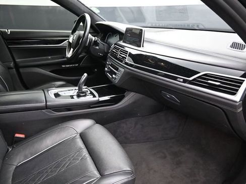 Used 2018 BMW 750i w/ Executive Package RWD image 15