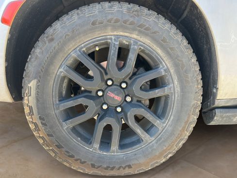 Used 2022 GMC Yukon XL AT4 image 26