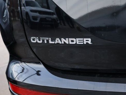 Used 2022 Mitsubishi Outlander ES image 16