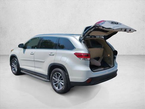 Used 2019 Toyota Highlander XLE FWD image 6