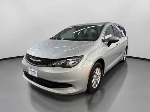 Used 2023 Chrysler Voyager LX FWD image 4