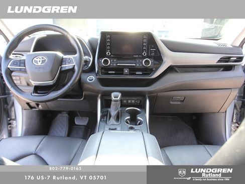 Used 2021 Toyota Highlander XLE AWD/4WD image 25