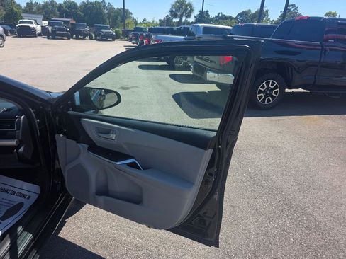 Used 2017 Toyota Camry SE FWD image 10