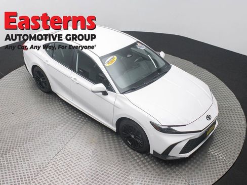 Used 2025 Toyota Camry SE w/ Convenience Package FWD image 3