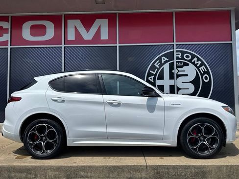Used 2022 Alfa Romeo Stelvio Veloce AWD/4WD image 4