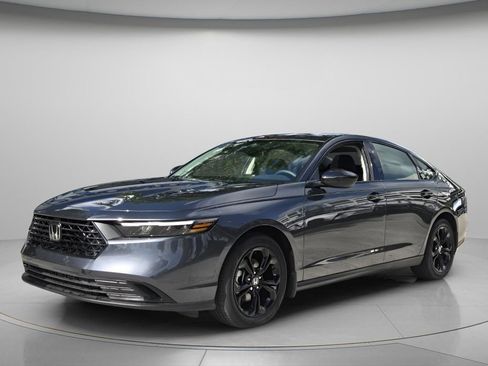 Certified 2025 Honda Accord SE image 6