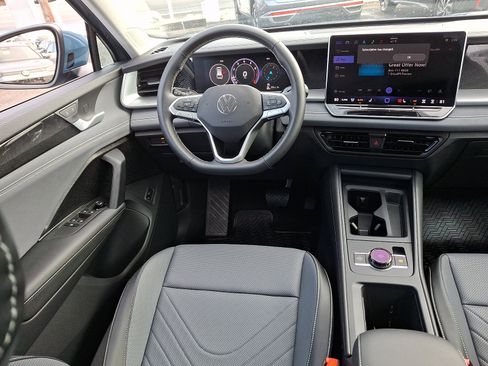 Used 2025 Volkswagen Tiguan SE image 10