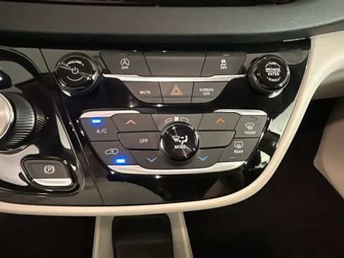 Used 2022 Chrysler Voyager LX FWD image 22