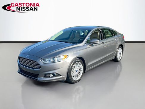 Used 2014 Ford Fusion SE w/ Equipment Group 202A FWD image 3