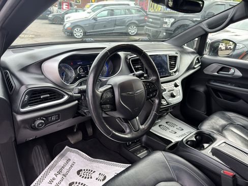 Used 2019 Chrysler Pacifica Touring-L Plus FWD image 13