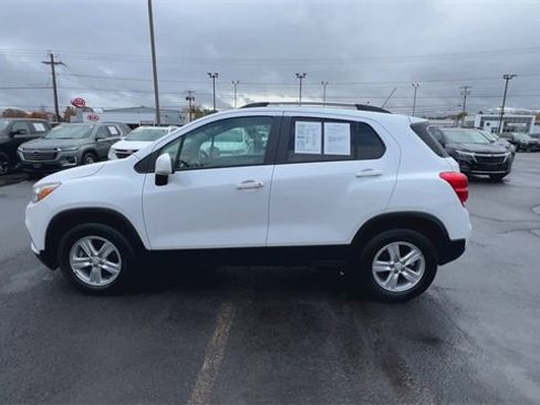 Used 2022 Chevrolet Trax LT w/ LT Convenience Package image 5