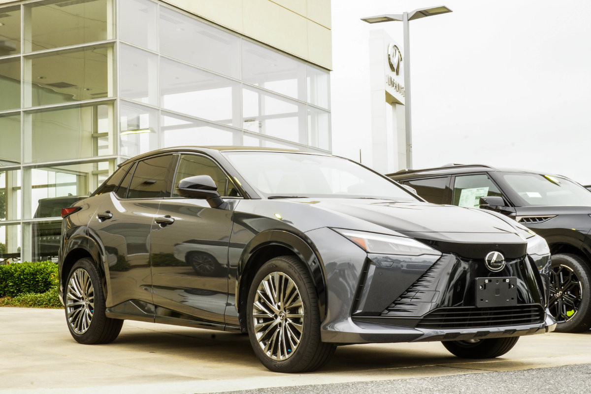 Used 2023 Lexus RZ 450e Premium w/ Cold Area Package AWD/4WD image 4