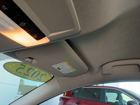 Used 2025 Nissan Sentra SR FWD image 21