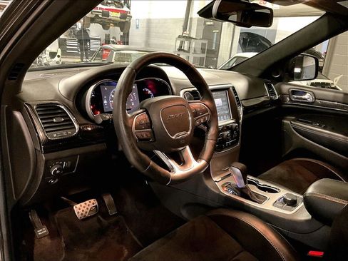 Used 2016 Jeep Grand Cherokee SRT image 4