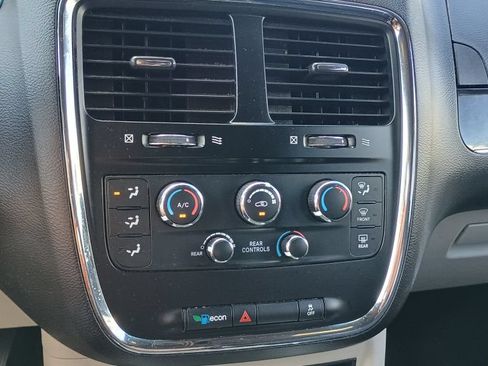 Used 2019 Dodge Grand Caravan SXT FWD image 14