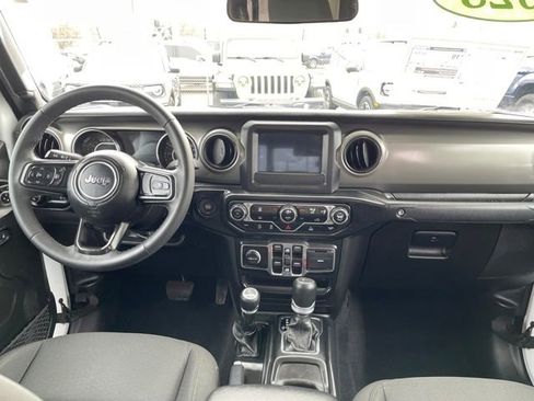 Used 2023 Jeep Gladiator Willys image 12