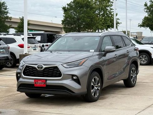 Used 2025 Toyota Highlander XLE FWD image 6