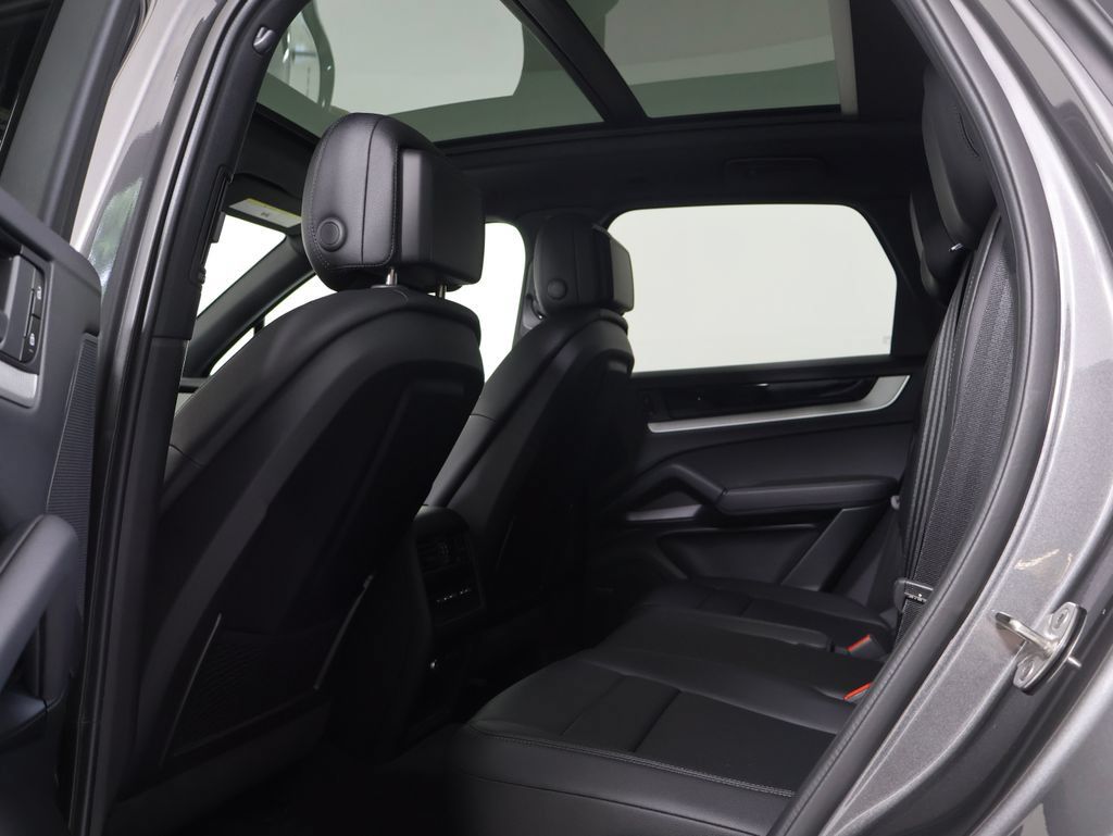Certified 2026 Porsche Cayenne E-Hybrid AWD/4WD image 10