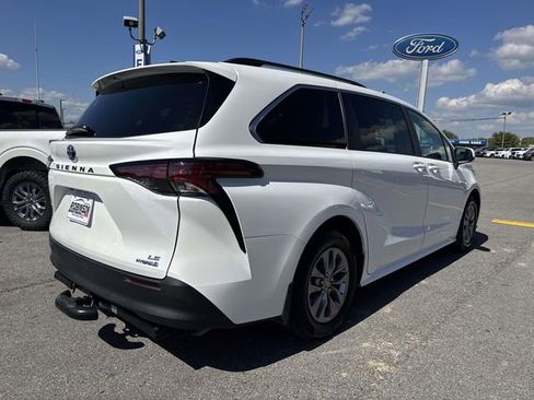 Used 2022 Toyota Sienna LE image 5