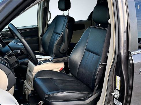 Used 2015 Chrysler Town & Country Touring-L w/ Driver Convenience Group image 14