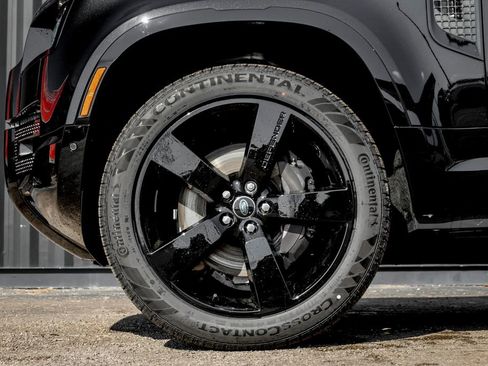 Used 2025 Land Rover Defender 130 X-Dynamic SE image 9