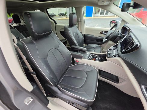 Used 2023 Chrysler Pacifica Limited FWD image 12