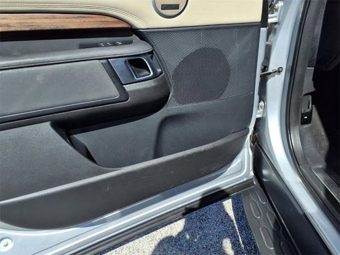 Used 2019 Land Rover Discovery HSE image 24