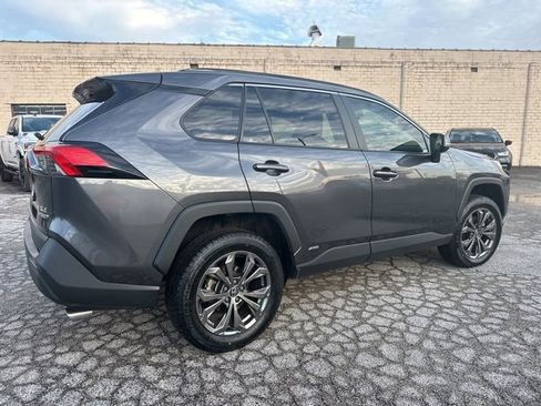 Used 2022 Toyota RAV4 XLE Premium image 9