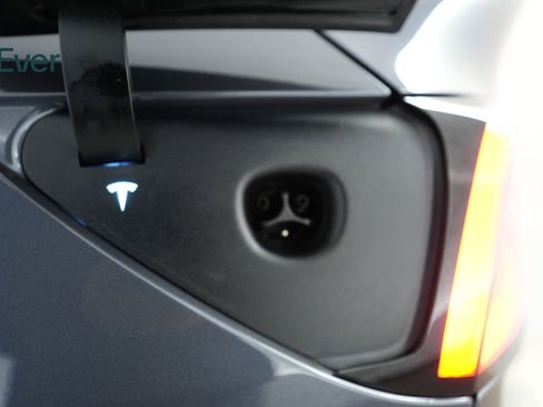 Used 2021 Tesla Model Y Long Range image 10