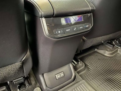 Used 2023 Toyota Highlander XLE image 11