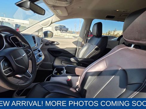 Used 2023 Chrysler Pacifica Touring-L image 11