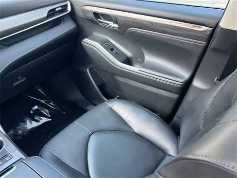 Used 2020 Toyota Highlander Limited image 14