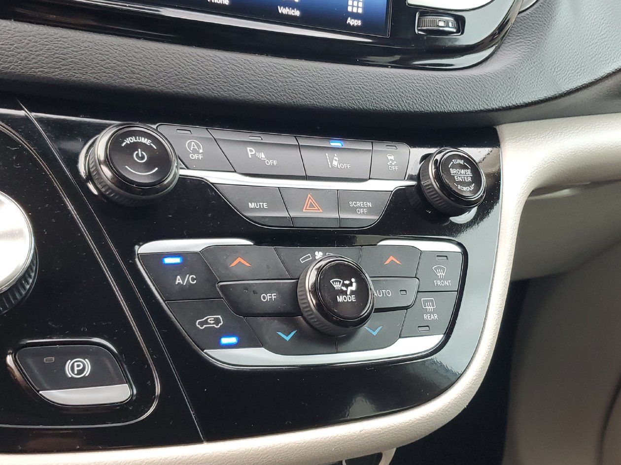 Used 2024 Chrysler Pacifica Touring-L FWD image 21