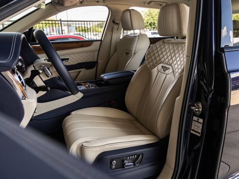 Used 2023 Bentley Bentayga AWD/4WD image 26